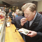 Un cliente prueba uno de los pinchos participantes en el XVII Concurso Provincial.-J. M. Lostau