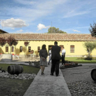 Visitantes a la entrada de una casa rural de Mucientes (Valladolid)-Carlos Espeso