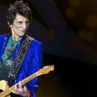El guitarrista de los Rolling Stones Ron Wood, durante un concierto en La  Habana (Cuba).-ENRIC MART
