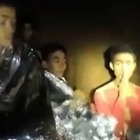 Tres de los niños atrapados en la cueva de Tailandia, en una imagen de un vídeo grabado por la Armada del país.-AFP / ARMADA DE TAILANDIA