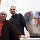 José Noriega y Félix Sanz Sastre, en La Maleta, junto a varios trabajos del segundo.-MIGUEL ÁNGEL SANTOS