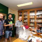 El secretario general de UGT en Castilla y León, Faustino Temprano, realiza su votación del preacuerdo por el empleo y la negociación colectiva con la patronal-Miriam Chacón / ICAL