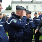 El presidente francés, François Hollande, saluda a varios gendarmes.-AFP / GUILLAUME SOUVANT