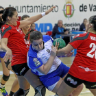 Ana Vergara trabaja en la línea de seis metros y es objeto de penalti-J.M.Lostau
