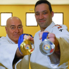 Cereijo y García posan en una foto de archivo con dos de sus medallas.-J.M. LOSTAU