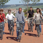 Mayte Martínez, León de la Riva y Susana Súarez, alcaldesa de Zaratán, en bicicleta por el cerro de Las Contiendas.-Pablo Requejo