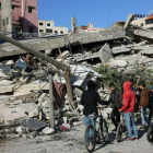 La campaña de bombardeos israelís de represalia alcanza el centro de Gaza capital. En la foto, un edificio destrozado en Gaza.-ADEL HANA