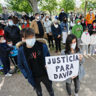 Participantes en la concentración de Laguna frente al lugar en el que apareció el cuerpo del joven David Hernández. / J.M. LOSTAU