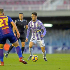 Óscar Plano busca un compañero para darle un pase, ante la vigilancia del azulgrana Busquets.-PHOTO-DEPORTE