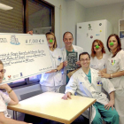 Miembros del servicio de Cirugía General de Medina del Campo junto al premio nacional recibido.-EL MUNDO