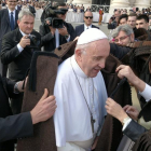 El Papa Francisco recibe la capa alistana en El Vaticano.-E. M.