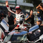 Fernando Alonso, celebrando su victoria en Silverstone.-JAMES MOY