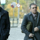 Jordi Pujol Ferrusola y su abogado, Cristobal Martell.-EL PERIÓDICO
