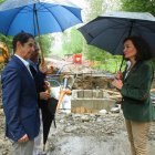 El presidente de la Confederación Miño-Sil, Francisco Marín, durante la visita a las obras de reparación de los daños por temporales en el Bierzo Bajo y EDAR de Villadepalos en Carradelo (León). Junto a él, la alcaldesa de Ponferrada, Gloria Fernández Mer-Ical