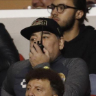 Maradona sigue el partido de su equipo desde el palco.-EL PERIÓDICO