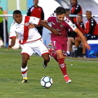 Jose corre tras el balón junto al rayista Akieme tras un pase de Iban Salvador en el partido disputado en Íscar.-J. M. LOSTAU