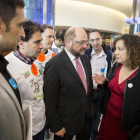 Martin Schulz, presidente del Parlamento Europeo, charla con Iratxe García, eurodiputada, junto a sindicalistas y representantes de los trabajadores de Lauki de visita en el Parlamento Europeo-ICAL