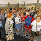 Las personas mayores participan en la primera jornada de visitas guiadas en el palacio Pimentel.-J.M. LOSTAU
