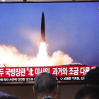 La gente mira un televisor que muestra una imagen de archivo del lanzamiento de misiles de Corea del Norte durante un programa de noticias en la estación de trenes de Seúl en Seúl, Corea del Sur, miércoles 31 de julio de 2019.-AHN YOUNG-JOON (AP)