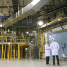 Imagen de dos empleados en el interior de la central nuclear de Garoña.-ISRAEL L. MURILLO