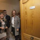 La consejera de Familia e Igualdad de Oportunidades, Alicia García, visita la nueva vivienda supervisada para personas con discapacidad por enfermedad mental 'La Rueca' de FAEMA. (I a D) La directora gerente de FAema, Inmaculada Pose; el cabeza de lista a-ICAL