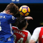 Marcos Alonso remata a gol y golpea duramente con el codo a Bellerín durante el Chelsea-Arsenal.-AFP / IAN KINGTON