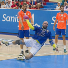 El debutante  Lorasque finaliza una acción ofensiva del BMAtlético pisando dentro del área rival.-Pablo Requejo