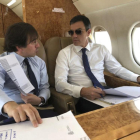 Pedro Sánchez, en el Falcon, junto a José Manuel Albares, uno de sus asesores, en un viaje oficial.-MONCLOA
