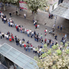 Vista aérea de parte de las colas de la escuela Pia Santa Anna de Mataró, este 1 de octubre.-JORDI PUJOLAR/ACN