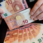 Los nuevos billetes de 10 euros.-Foto: AFP / ARNE DEDERT