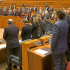 Los procuradores, durante el minuto de silencio por Rodríguez Bolaños y Galán.-ICAL