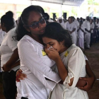 Funeral por las víctimas de los atentados en Sri Lanka, este martes, en una iglesia de Negombo.-JEWEL SAMAD (AFP)