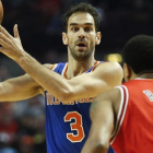 Los jugadores de la NBA José Calderón y Derrick Rose se enfrentan en un partido de la temporada pasada en Chicago.-KAMIL KRZACZYNSKI / EFE