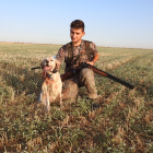 Un joven cazador con su perra y una codorniz abatida en Simancas.- LEONARDO DE LA FUENTE