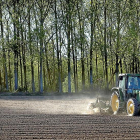 Un agricultor con su tractor en plena labor de arado de un campo de cultivo ubicado en la provincia de Salamanca.-ENRIQUE CARRASCAL