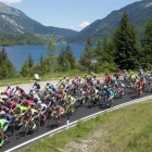 Imagen del pelotón del Giro.-EFE / CLAUDIO PERI