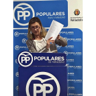 Pilar del Olmo muestra unos documentos durante la presentación de las enmiendas del PP .-E.M.