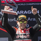 Álvaro Bautista celebra su tercera victoria consecutiva en el circuito de Motorland (Aragón).-ARUBA.IT / MATTE CAVADINI