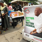 Póster electoral de Atiku Abubakar, líder del Partido Popular Democrático, en Lagos, Nigeria.-REUTERS
