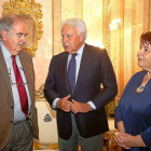 Felipe González junto al director de la Fundación Valsaín, Álvaro Gil-Robles, y la alcaldesa de Segovia, Clara Luquero-ICAL