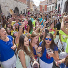Varios peñistas festejan el comienzo de las fiestas de Tudela de Duero tras el pregón el año pasado.-PHOTOGENIC