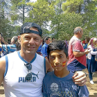 José Antonio Noriega con un niño sirio del campo de refugiados de Termópilas, en Grecia.-EL MUNDO