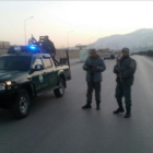 Policías afganos montan guardia en el lugar del doble atentado suicida, en Kabul, este martes.-REUTERS