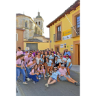 Peñistas improvisan una foto de familia para dar la bienvenida a la fiesta, ayer-E. M.