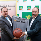 El presidente del grupo de Cajas Rurales de Castilla y León, Nicanor Santos (I), y el presidente de la Federación de Baloncesto de Castilla y León, Carlos Sainz, firman un convenio de colaboración entre ambas entidades para la próxima temporada-Rubén Cacho / ICAL
