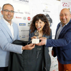 Víctor Alonso, Ana Redondo y Jaime Fernández posan con el galardón al ‘pincho de oro’ que recibirá el ganador-J.M. Lostau