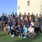 Jóvenes agricultores, ganaderos y cooperativistas posan con la consejera, ayer en el Castillo de Curiel.-ICAL