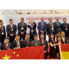 Unión de banderas entre China y España mientras el teniente de alcalde de Haidán alza la gran copa de vino.-E.M.