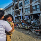 Una mujer llora mientras los miembros del personal de rescate buscan victimas bajo los escombros de un hotel tras el terremoto y posterior tsunami en Palu  Indonesia.-IQBAL LUBIS (EFE) / EPA