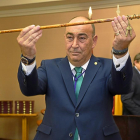 Miguel Ángel Vicente muestra el bastón de mando tras ser proclamado presidente de la Diputación de Segovia.-ICAL